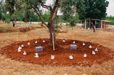 2002 "Casaterra Passaggi" Martina Franca TA. - Azione e Inrtallazione- Fazzoletti, terra, zappa, foglia, d'oro, sigilli di piombo,spago, scatole di zinco - dimensioni varie