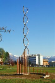 2003 "DNA Conchiglia Cattedrale" installazione permanente relizzata dagli artisti F. DA Rold- G. Ricci- G. Vazza. Realizzata nel parco dell' Ospedale S. Mattino di Belluno