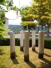 Filo d' Arianna festival Belluno-Installazione "Vaggi Informali" legno,forme in cemento,inpronte, ferro, nailon- dimensioni varie