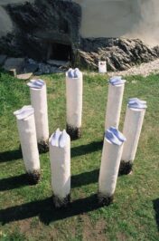 Simposio Internazionale- Maria Saal Auatria-Installazione-"Ein ueuer Weg" forme in cemento,legno, pigmenti dimensioni varie