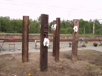 2007 "Sud-Est Express"Hval Kulturstasjon Project- Honefoss Norvegia - Installazione "in Viaggio" traversine ferroviarie,forme in cemento, ferro, dimensioni varie