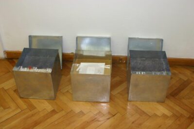 2006 Galleria Krsnjavi- Zagabria- Installazione In Viaggio forme in cemento cubi in plexiglas vetri scatole in zinco olio su tela, dimensioni varie