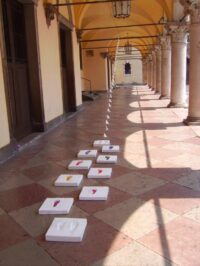 2007 Filo d' Arianna Festival Belluno Installazione "Viaggi in forma-li" forme di gesso, formelle in cemento, impronte, pignenti.cordino in acciaio, filo di nailon - dimensioni varie
