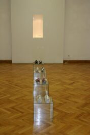 2006 Galleria Krsnjavi Zagabria Installazione "In Viaggio" forme in legno,cubi in plexiglas, vetri, scatole in zinco,olio su tela- dimensioni varie