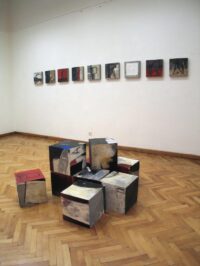 Galleria Krsnjavi -Zagabria - Installazione "In Viaggio” forne in cemento,cubi in plexiglas,vetri scatole di zinco,olio su tela dimensioni varie-