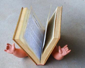 2019 "Libro Oggetto - Dedicato a LIVRO" Libro, braccia di celuloide, smalto dorato - dimensini varie