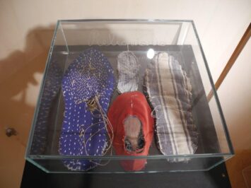 "Scarpet" Reliquiario- teca in vetro, stoffe, spago ago Zoppe di cadore BL