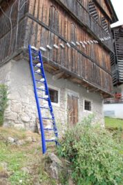 " I viaggi e i pensieri non hanno titolo" Installazione, scala, forme in cemento, najlon Zoppe di Cadore Belluno