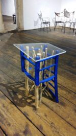 "Mobili" Galleria Herzogburg St. Veit / Glan Austria Tavolino sedia, legni spiaggiati, plexglas, pigmenti -dimensioni varie