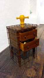 "Mobili" Galleria Herzogburg - St. Veit / Glan - Austria "Secreter" Comodino fine 800, rete mettallica, vite senza fine in legno, cartoncino dorato, pigmenti - dm. varie