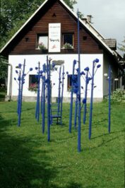 1995 "19° Maler Woche" Suetchach -Austria Installazione “Nel Bleu" paletti porta fieno, sedia, sassi del Piave, pigmento bleu-dimensioni varie