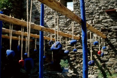 1999 "Internationales Holzbildhauersymposion"-Liebenfels Austria Installazione- Legni, sassi, corda, pigmento bleu--dimensioni varie