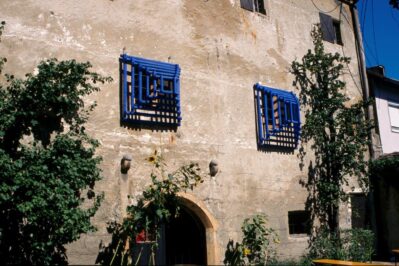 2003 "Burgkulturtage Symposiom" St. Veit / Glan Austria -Installazione "Aperture" legno, ferro, pigmento bleu dimensione varie