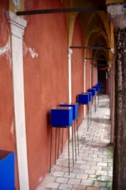 2000 "Hicetnunc" S. Vito al Tagliamento PN. - Installazione " Reliquiari Omaggio a P.P. Pasolini" Sementi varie, cubi in multistrati, vetro, ferro, stoffa, terra - dimrnsioni varie