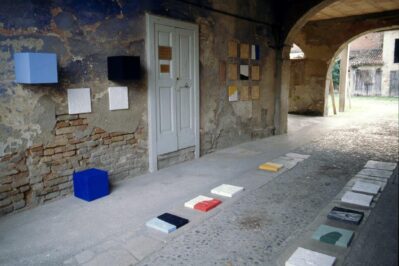 1995 "Viraggio" Manerbio- Brescia Installazione - "Muri" cemento, cubi in multistrato, silicio su tele, pigmenti- dimensioni varie