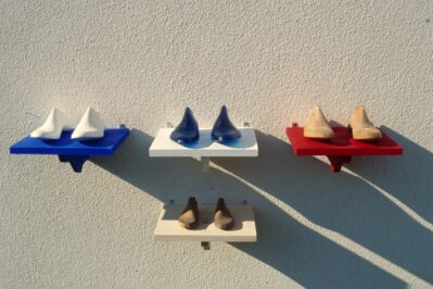 2004 "Viaggio In-Forme" Vittorio Veneto . TV. installazione e pittura - Forme in gesso, legno, e resina, mensole dipinte, acrilico su tele - dimensioni varie