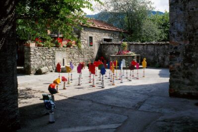 1996 "Installazioni" Pontremoli - Massa Carrara - "intervento" legni, isolatori in ceramica Richard Ginori, ferro, pigmenti - dimensioni varie