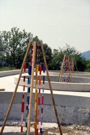 1997 "Macchina di Pace" Interventi Osoppo UD. installazione - ferro, bambu, legni, corda, suoni vari, pigmenti, dimensioni varie