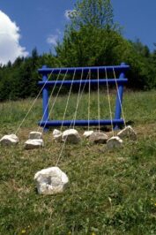 1997 "Kunstlersymposion" Salla Graz- Austria "Ferma l' Attimo" Installazione - legni, marmo, cordino in acciaio, ferro, pigmento - dimensioni varie