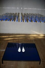 1999 "Caos Italiano - Nuove visioni" S, Vito al Tagliamento PN. Installazione - provette, vetro, ferro, forme in gesso, prmento bleu -dimensioni varie