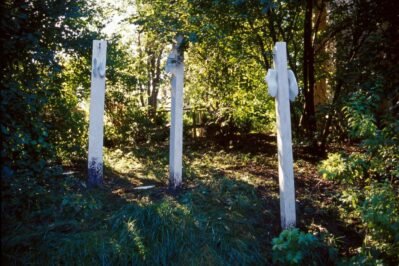 2005 Simposio Internazionale- Maria Saal Auatria-Installazione-"Ein ueuer Weg" forme in cemento,legno, pigmenti dimensioni varie