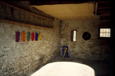 1991 "Portici Inattuali" Sitran d' Alpago - Belluno - Installazione Tegole colorate, sedia, legni, vite senza fine, pigmenti- dimensioni varie