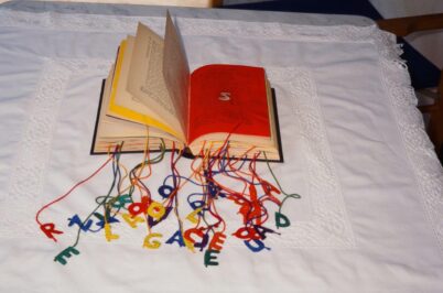 1998 Libro Oggetto- "I Sette Colori Appesi" libro, pigmenti, lettere colorate, filo da ricamo - dimensioni varie