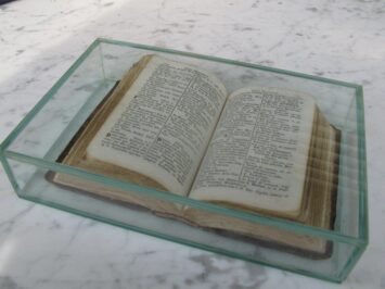 2018 "Libro oggetto - Saggio sull' ermetismo" teca in vetro, libro antico -dm. 13x 20x 5 cm.